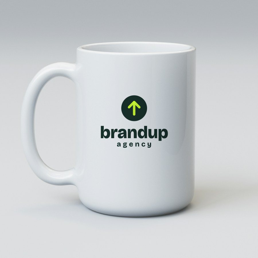 Mug blanc personnalisé avec le logo brandup agency