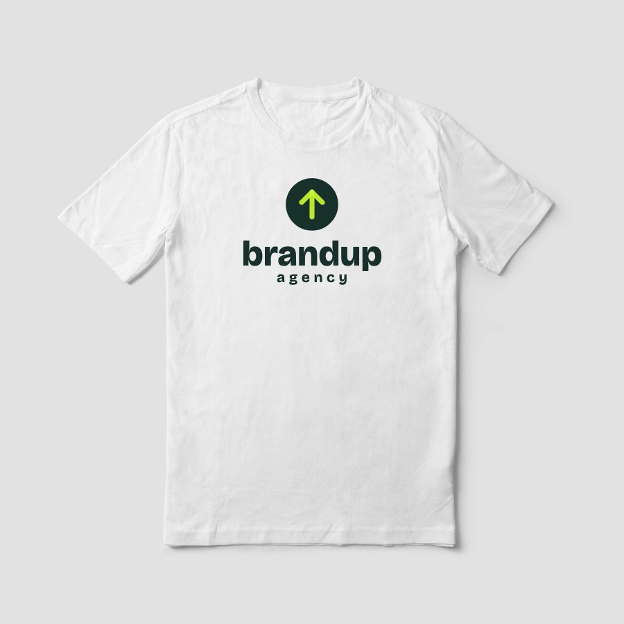 T-shirt blanc personnalisé avec le logo brandup agency